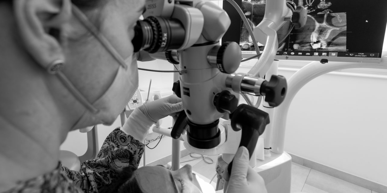 Tecnología y salud dental: Trabajar con un microscopio odontológico